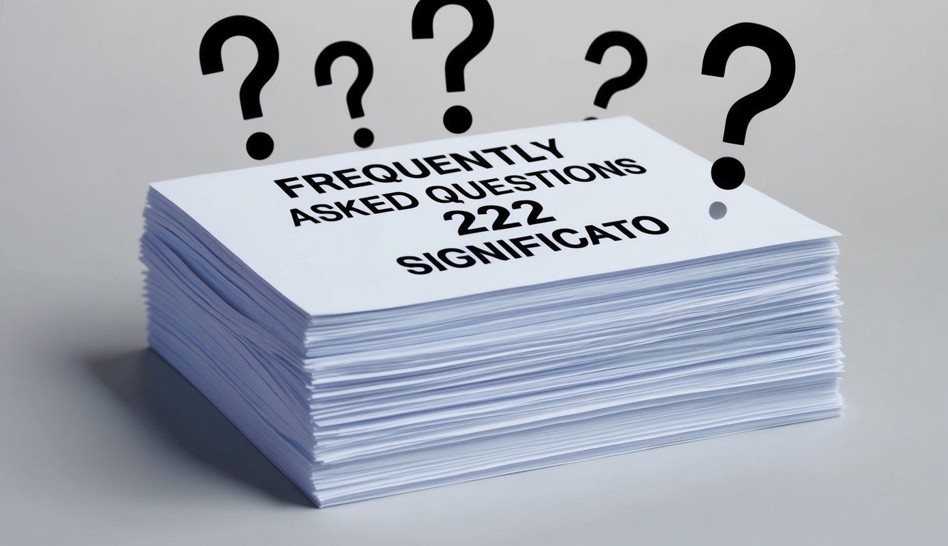 Una pila di carta con "Domande Frequenti 222 significato" stampato in cima, circondata da punti interrogativi